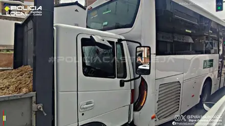 Camión empotrado en la parte trasera del autobús.