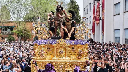 Paso de Cristo de Las Cigarreras con Jesús de Nazaret atado a una columna.