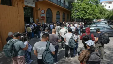 Colas de personas para regularizar la situación de migrante en Sevilla.