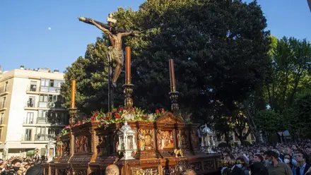 Procesionar por la Plaza de San Pedro del Cristo de Burgos, crucificado.
