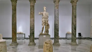 Recinto donde se encuentra la Diana Cazadora de Itálica y la estatua.