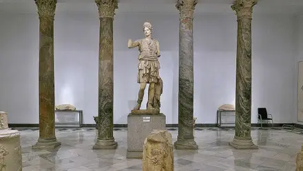 Recinto donde se encuentra la Diana Cazadora de Itálica y la estatua.