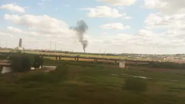 Una columna de humo sobre Sevilla.