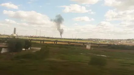 Una columna de humo sobre Sevilla.