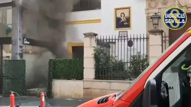 Humo en un cuarto de contadores en la calle Rioja.