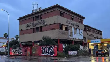 Fachada del club nocturno junto a la gasolinera.