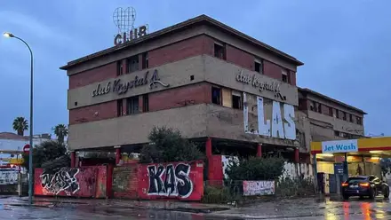 Fachada del club nocturno junto a la gasolinera.
