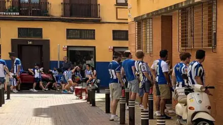Varios hombres con la camiseta de la Real Sociedad orinando en una calle de Sevilla.