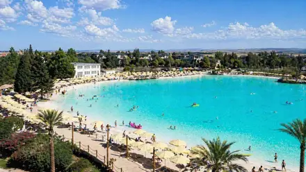 Playa artificial idealizada del proyecto de Lagoon City en Bormujos.