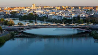 Imagen del puente del Cachorro sobre el Guadalquivir.