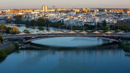 Imagen del puente del Cachorro sobre el Guadalquivir.