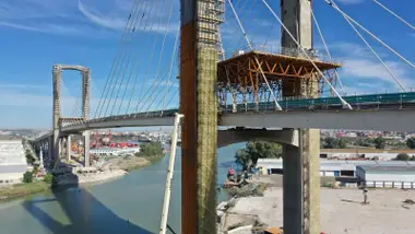 Andamios sobre el Puente del Centenario de Sevilla.