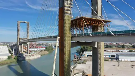 Andamios sobre el Puente del Centenario de Sevilla.