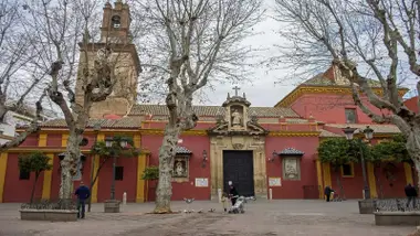 Vista de la Plaza de San Lorenzo con la iglesia y el campanario.