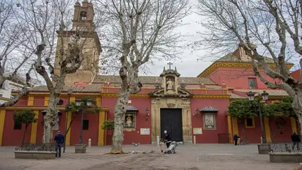 Vista de la Plaza de San Lorenzo con la iglesia y el campanario.