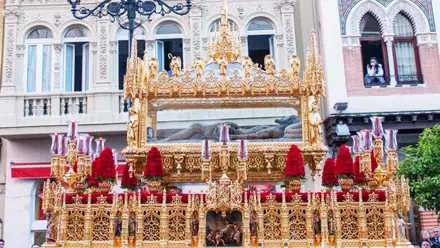 Canastilla dorada con la urna del Cristo Yacente, Santo Entierro, de Sevilla.