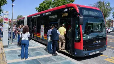 Personas subiendo al tranvibús de Sevilla.
