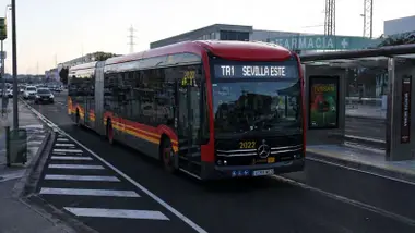 Tranvibús en una parada de Sevilla Este.