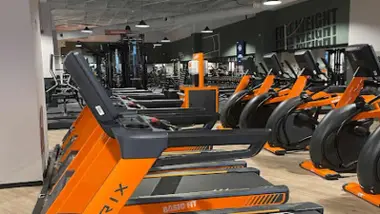 Sala de cintas de Basic Fit en color naranja y negro.