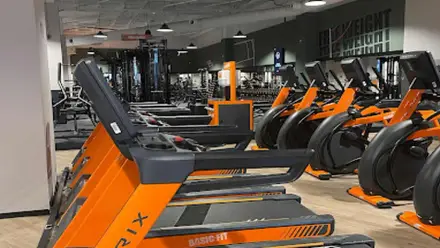 Sala de cintas de Basic Fit en color naranja y negro.