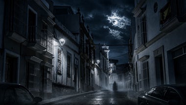 Calle, por la noche, de Alcalá del Río.