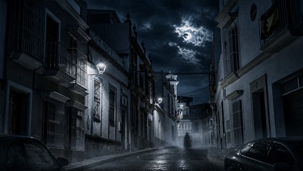 Calle, por la noche, de Alcalá del Río.