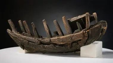 Barco de madera oscura de época andalusí.
