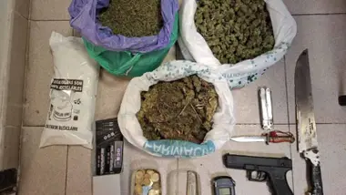 Bolsas con hachís, un arma y dinero. Todo intervenido por la Policía Local de Sevilla.