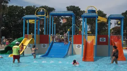 Toboganes pequeños en colores para los niños y niñas en Guadalpark.