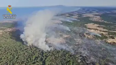 Fuego entre el matorral y monte bajo en Doñana. Vista aérea de la Guardia Civil.