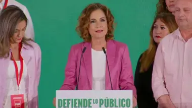 Montero, de chaqueta rosa y camiseta blanca, comparece ante sus seguidores.