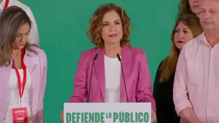 Montero, de chaqueta rosa y camiseta blanca, comparece ante sus seguidores.