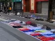 Investigan a policías locales de Sevilla por quedarse supuestamente camisetas requisadas a manteros
