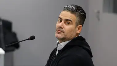 Manuel Blanco siendo juzgado, con sudadera negra.