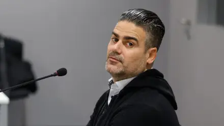 Manuel Blanco siendo juzgado, con sudadera negra.