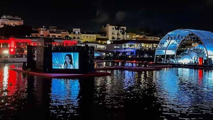 El Guadalquivir con el escenario, cantando Rosalía.