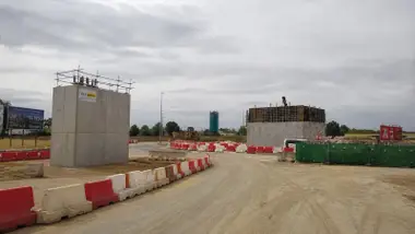 Pilones de hormigón sobre los que irá el viaducto.