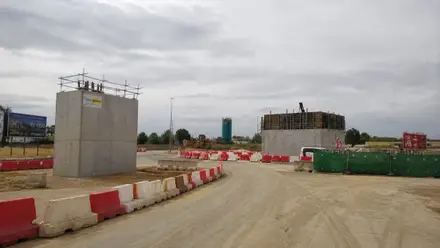 Pilones de hormigón sobre los que irá el viaducto.