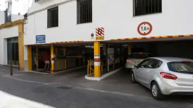 Coches entrando en el parking de la calle Imagen - Santa Ángela de la Cruz.