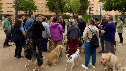 Personas con sus perros afectados por el cierre del parque canino.