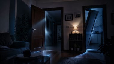 Puertas iluminadas en una habitación de un piso encantado.