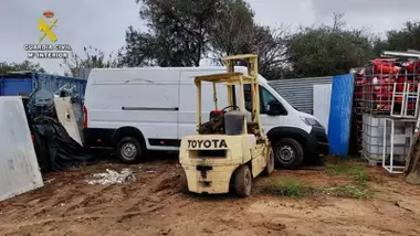 Furgoneta blanca con carretilla amarilla en el lugar donde estaba el cable robado.