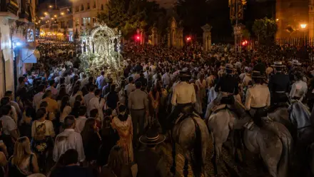 Romeros a su vuelta a Sevilla tras el Simpecado.