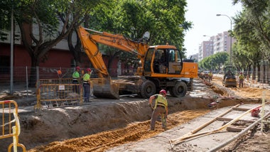 Grúa y operarios en una obra en el Tiro de Línea.