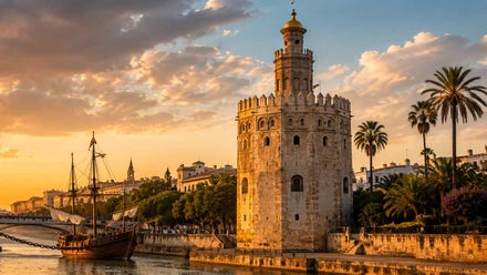 Imagen del Guadalquivir, una vieja embarcación y la Torre del Oro.