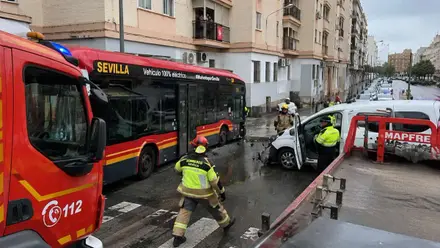 Autobús y furgoneta implicados en el accidente. Están los bomberos y una grúa de Mapfre.