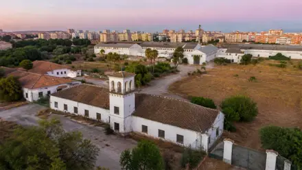 Vista aérea de la Algodonera de Parque Alcosa y sus terrenos.