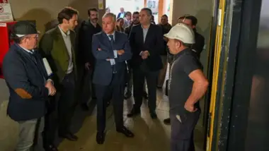 Políticos visitando la obra de un ascensor.