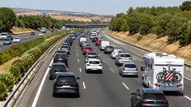 Autopista AP-4 colapsada de vehículos.
