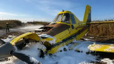 Avioneta de color amarillo estrellada en un campo.